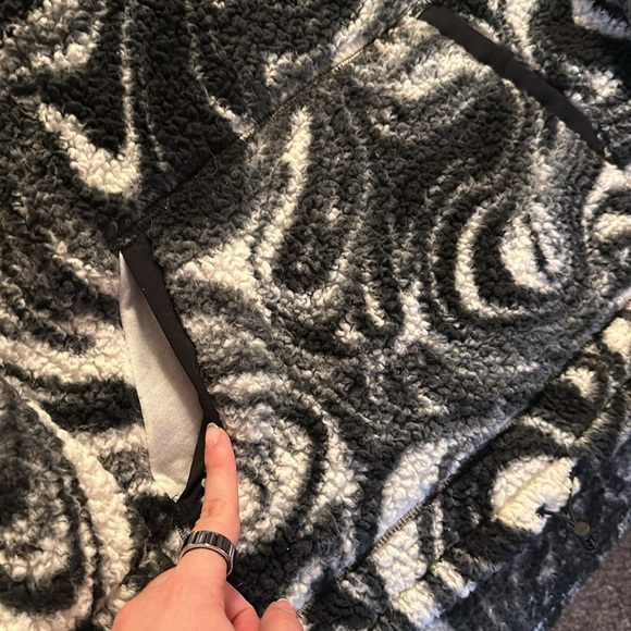 SO black and white swirl Sherpa pullover - Picture 3 of 4